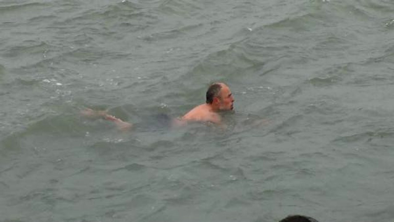 Kar Yağışı ve Soğuk Havaya Aldırmadan Denize Girdiler