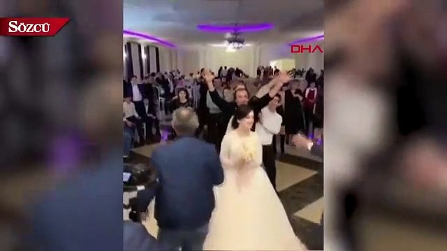 Gelinin arkadaşları, atılan buketi kapmak için yerde birbirini böyle sürükledi