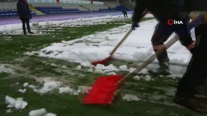 Fatih Terim Stadyumu'nda kar temizleme işlemleri sürüyor