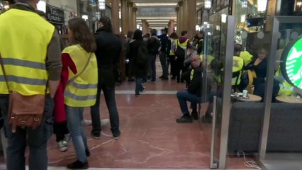 Download Video: Des gilets jaunes se sont réunis dans un Starbucks des Champs-Élysées