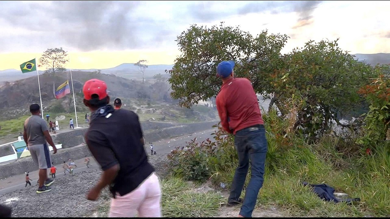 Venezuelan migrants and Venezuelan troops in vi...