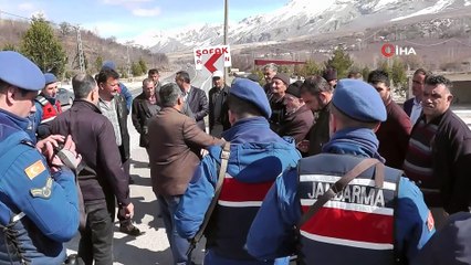 Köylüler su için yol kapatmak istedi