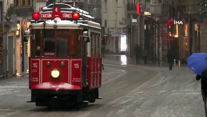 Taksim Meydan'ı Beyaza Büründü