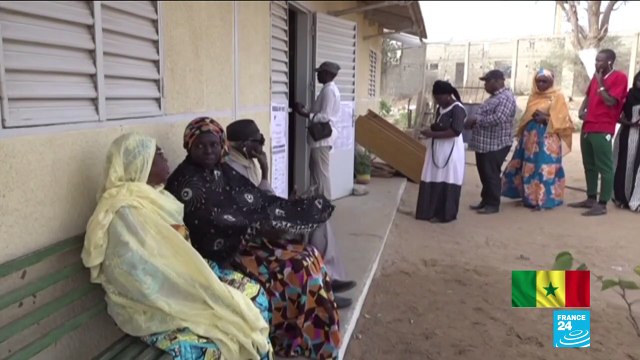 À Dakar, des files d'attente devant les bureaux de vote