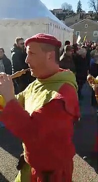 Départ du défilé vers les lieux historiques de Vaucouleurs et la célèbre Porte de France.