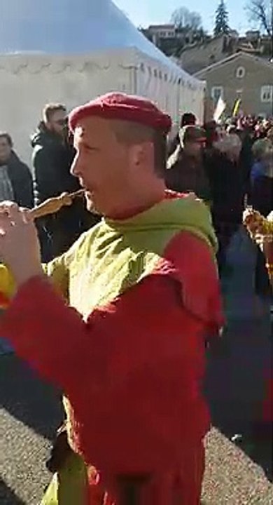 Départ du défilé vers les lieux historiques de Vaucouleurs et la célèbre Porte de France.