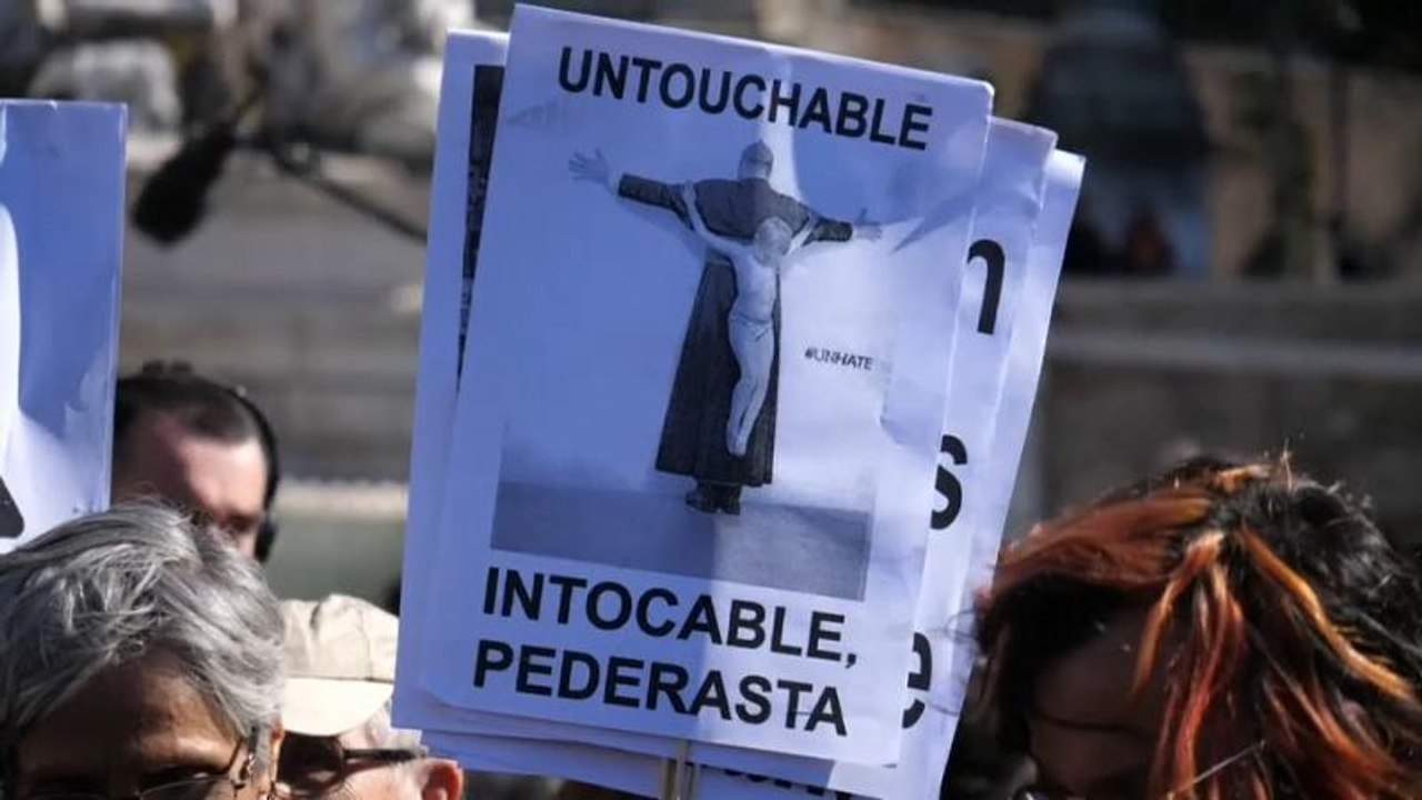 Papst: Kinder vor 'reißenden Wölfen' schützen