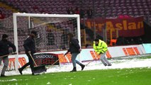 Spor Galatasaray - Akhisarspor Maçı Öncesinde Saha Temizleme Çalışmaları