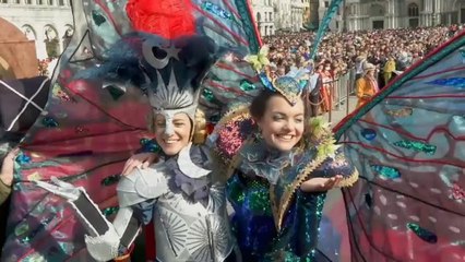 Vola l'angelo del carnevale di Venezia