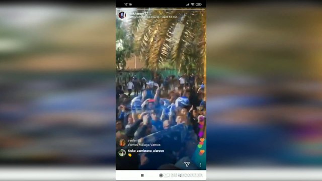 Málaga-Deportivo: La llegada del autobús del Málaga a La Rosaleda desde dentro