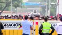 Soldados desertores Venezolanos escapan en 2 tanquetas atropellando periodistas en Frontera Venezuel