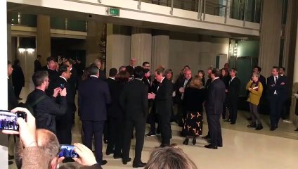 Salutació entre Colau i Torra al sopar del Mobile