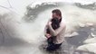 Un homme saute dans l'eau glacée pour sauver un chien coincé dans un ruisseau