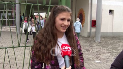 Ora News - Nuk zbatohet udhëzimi i Ministrisë, nxënësit përdorin telefonat në shkolla