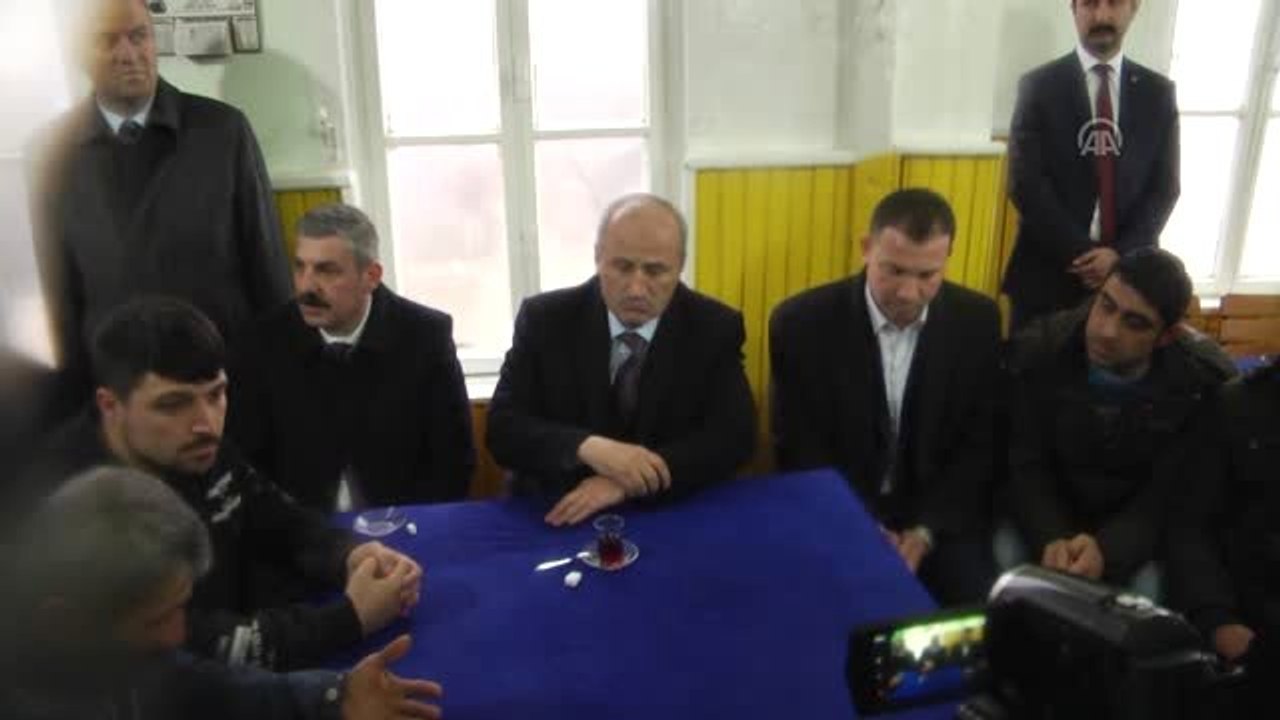 Bakan Turhan, Küre'de Bir Kahvehanede Vatandaşlarla Sohbet Etti