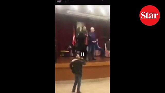 CHP programında Türk bayrağı ve Atatürk resmi önünde terör örgütü propagandası