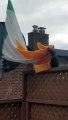 Cet écureuil essaye de voler un drapeau Irlandais !