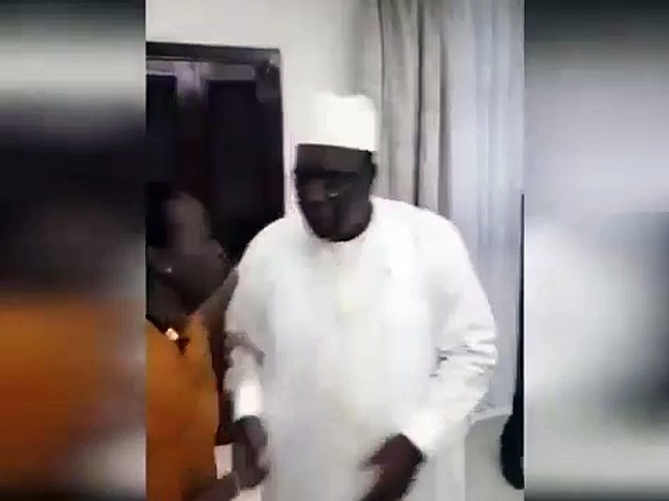 macky sall célébre sa victoire avec ses amis et sa famille