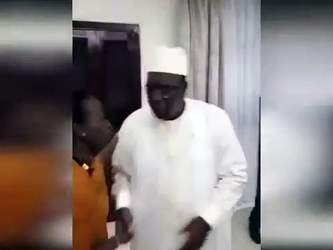 macky sall célébre sa victoire avec ses amis et sa famille