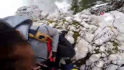 Kayalıklarda mahsur kalan 3 kişi kurtarıldı