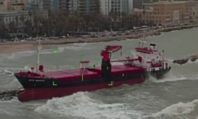 Kapal Kargo Kandas Akibat Angin Kencang