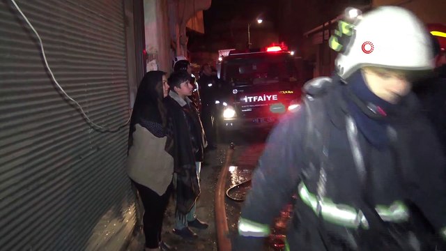 Metruk binada çıkan yangın mahalleliyi sokağa döktü