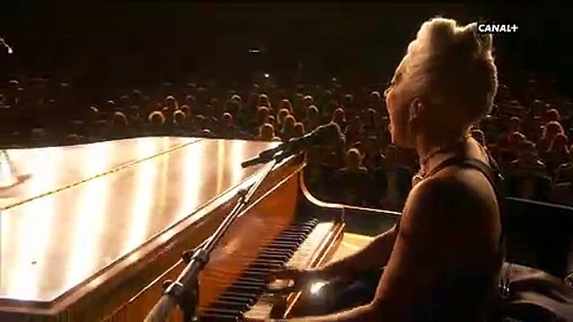 Bradley Cooper et Lady Gaga réunis sur la scène des Oscars pour chanter, en direct,