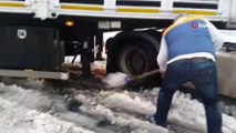 TIR ve işçi servisleri karda mahsur kaldı