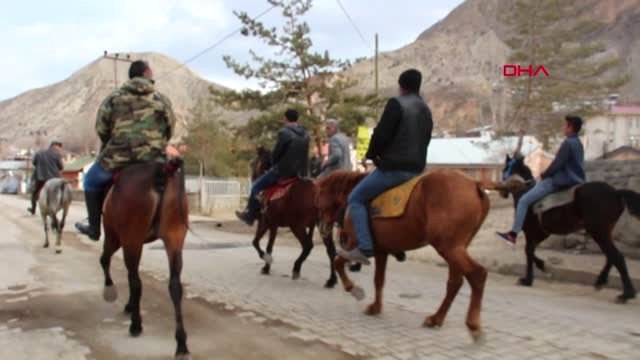 Erzurum Atlarla 'Karlı Pekmez' Yemeye Gittiler