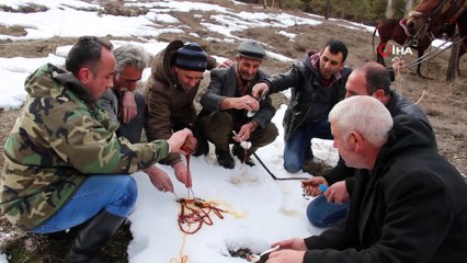 Atlarla 'karlı pekmez' yemeye gittiler