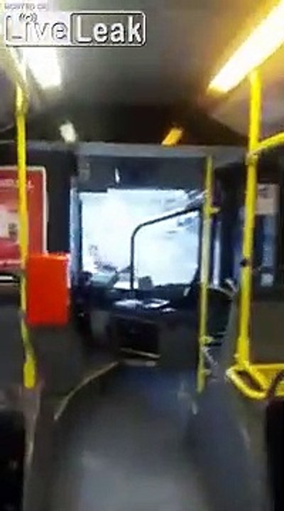 Ce fou détruit toutes les vitres d'un bus en pleine journée !