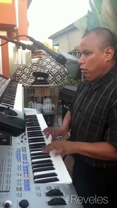 Il joue tous les instruments de musique au piano en même temps !