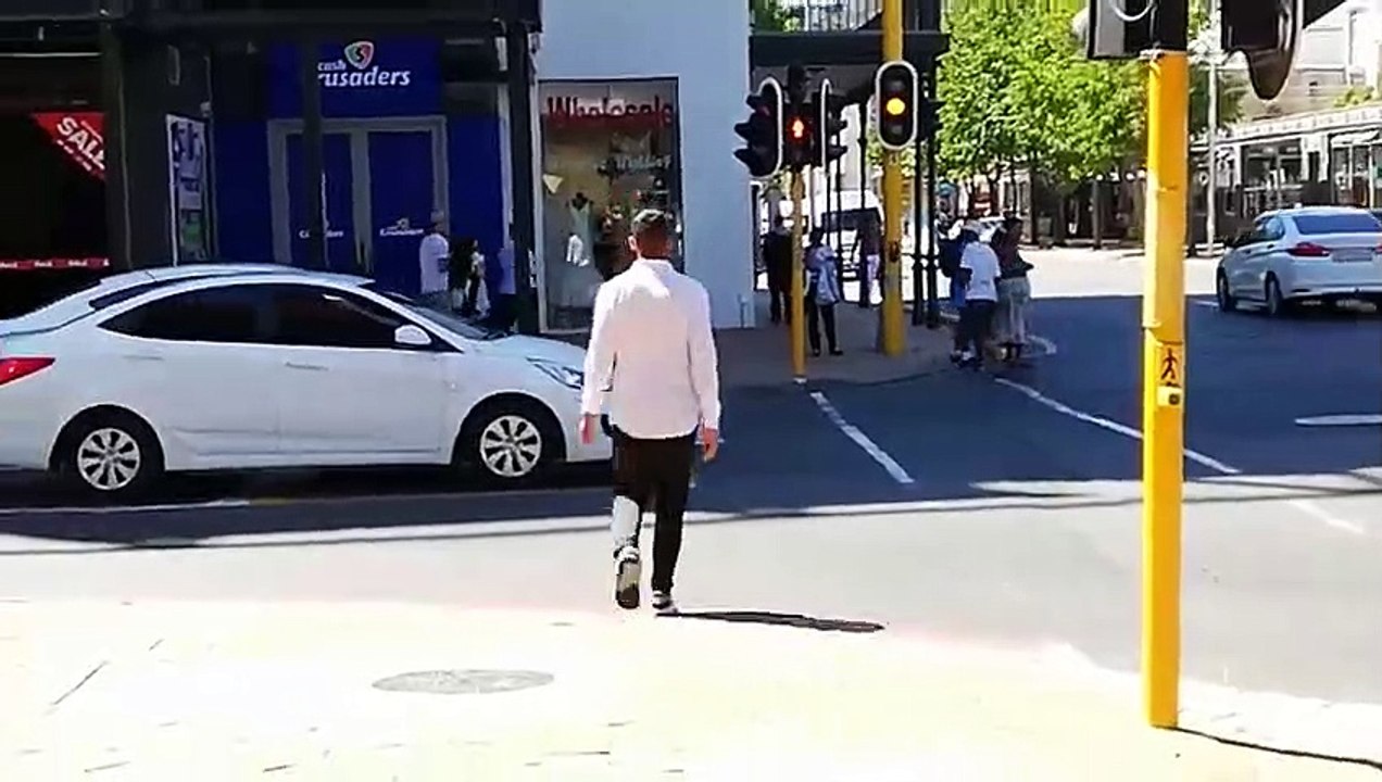 Blague d'un piéton : il fait paniquer un conducteur au passage piétons !