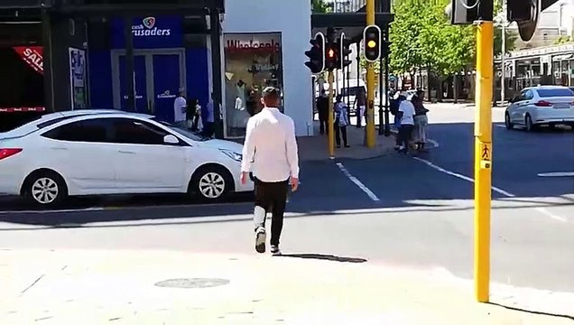 Blague d'un piéton : il fait paniquer un conducteur au passage piétons !