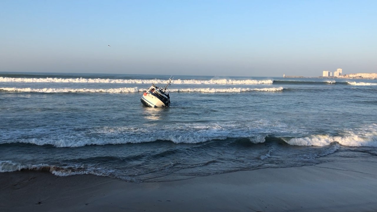 Un chalutier échoué sur des roches
