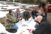 Erzurum'da Bir Garip Olay! Atlarla 'Karlı Pekmez' Yemeye Gittiler