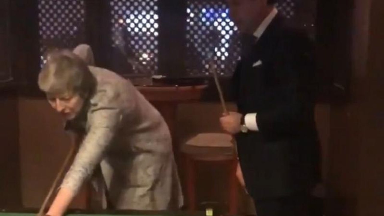 VIDEO Conte-May, sfida a biliardo prima del faccia a faccia