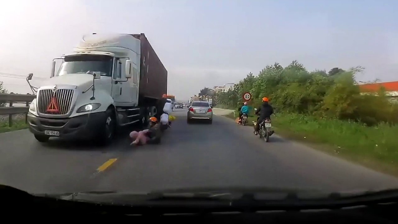 Une maman et son bébé manquent de peu de se faire écraser par un camion