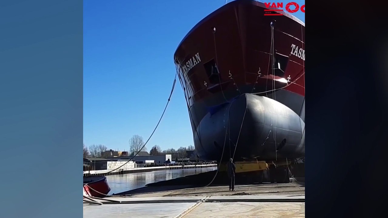 Un ouvrier a la mauvaise idée de passer devant un bateau au moment de sa mise à l'eau