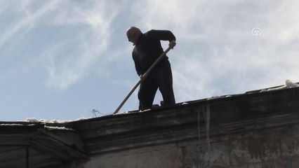 Vatandaşların Tehlikeli Kar Mesaisi - Kars