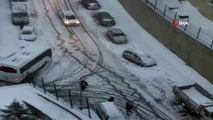 Otomobil karda yokuş aşağı kaydı, vatandaşlar ezilmekten son anda kurtuldu