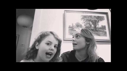 Coeur de Pirate reprend "Shallow" avec sa fille Romy