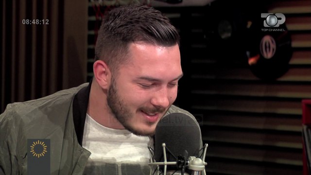 Wake Up/ Ardit Çuni këndon coverin e këngës Soldi , fituese e Festivalit të Sanremos