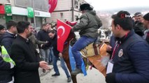 Atıyla mitinge geldi, polis engeline takıldı