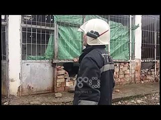 Ora News – Përfshihet nga flakët dyqani brenda kalasë së Elbasanit