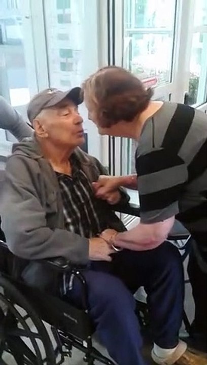 Un couple marié et amoureux depuis 62 ans est obligé de se séparer