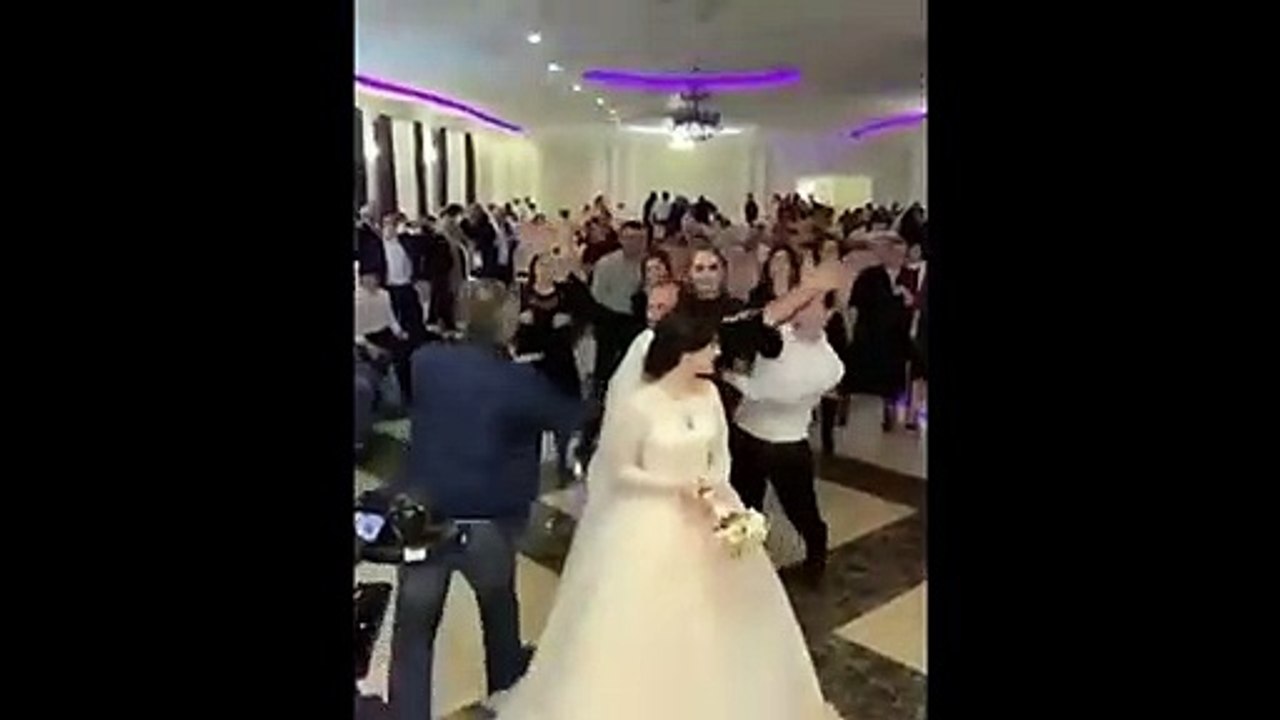Le lancer de bouquet dans un mariage russe