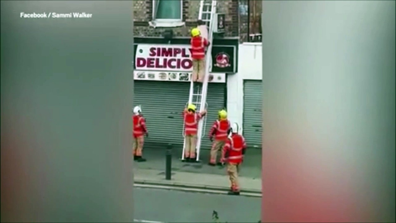 La maison-close prend feu, un homme est secouru nu comme un ver