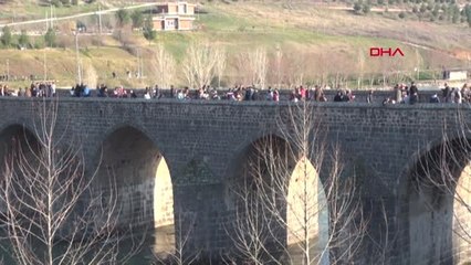 Diyarabkır Çinli 11 İş Arkadaşıyla, Ongözlü Köprü'nün Üzerinde Halay Çekti
