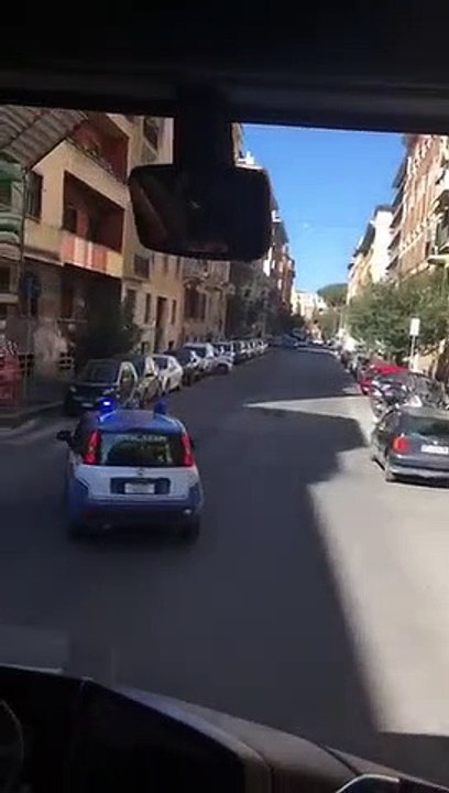 La police italienne escorte le bus le l'équipe d'Irlande de rugby